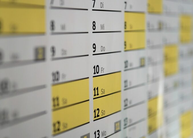 Calendrier mural avec dates, jours et cases jaunes sur tableau